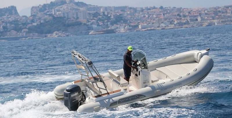 LOUER UN SEMI-RIGIDE POUR 8 PERSONNES